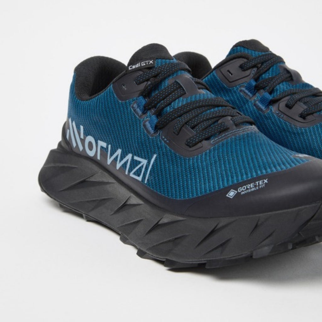 NNormal Cadí GTX Blue/Black - vista diagonal