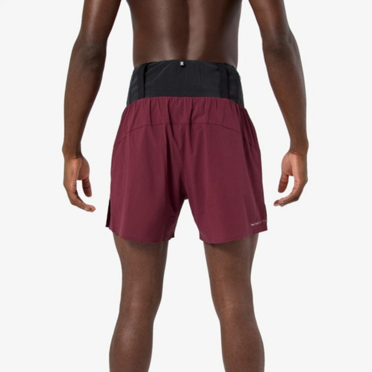 NNormal Race Short Burgundy - vista traseira no modelo