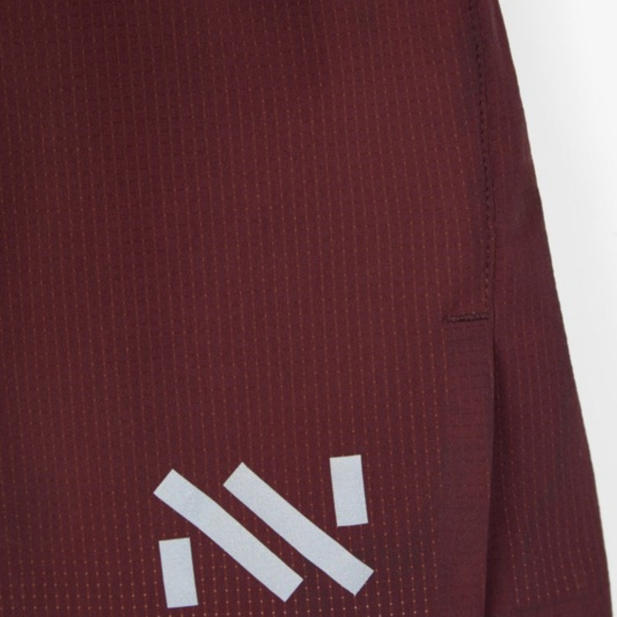 NNormal Race Short Burgundy - pormenor do logótipo refletor