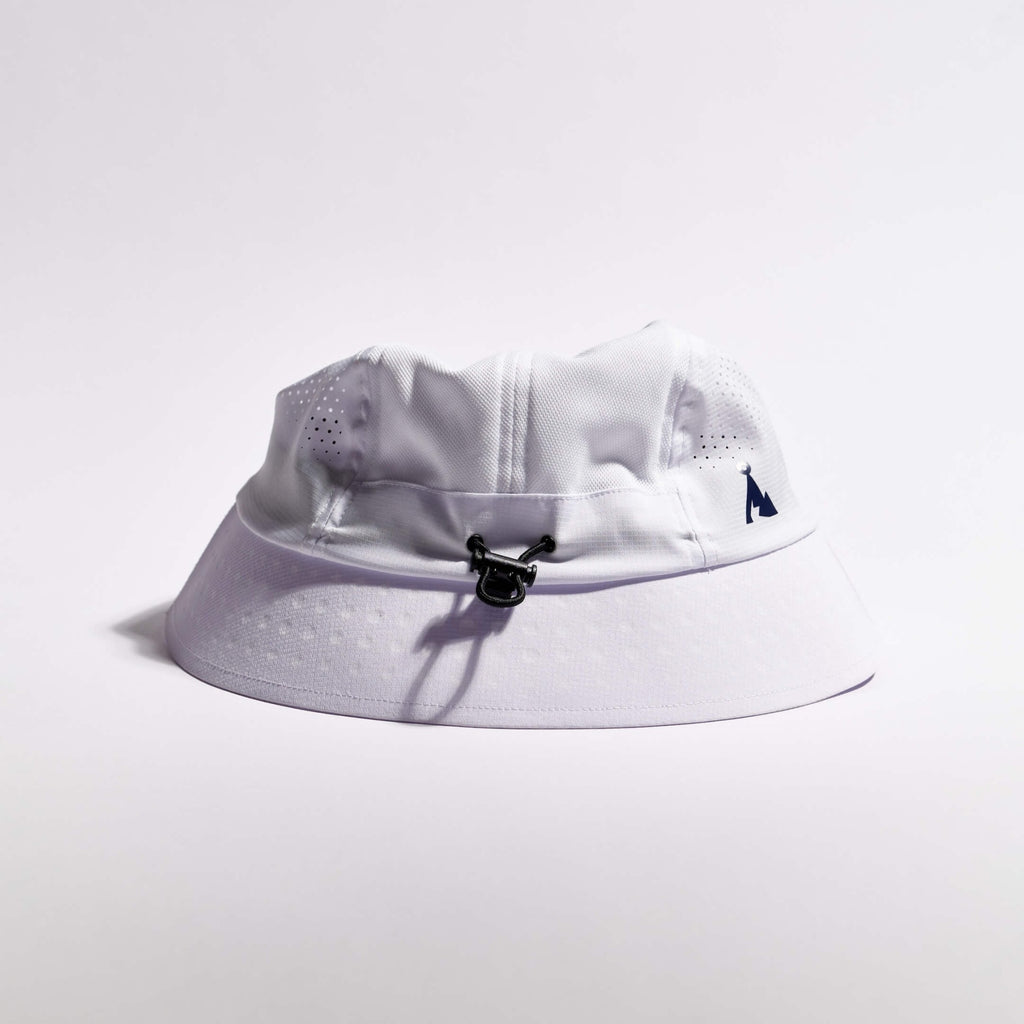 VÅGA FEATHER BUCKET HAT - WHITE