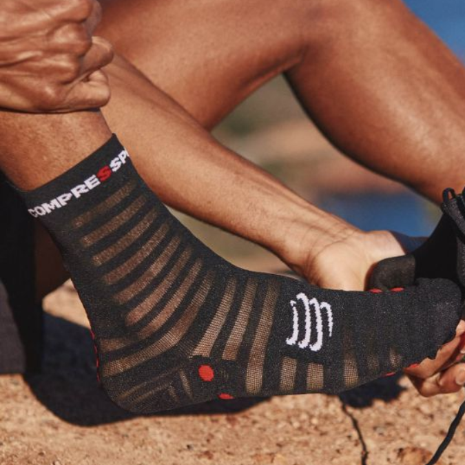 Compressport Pro Racing Socks V4.0 Ultralight Run - Black/Red