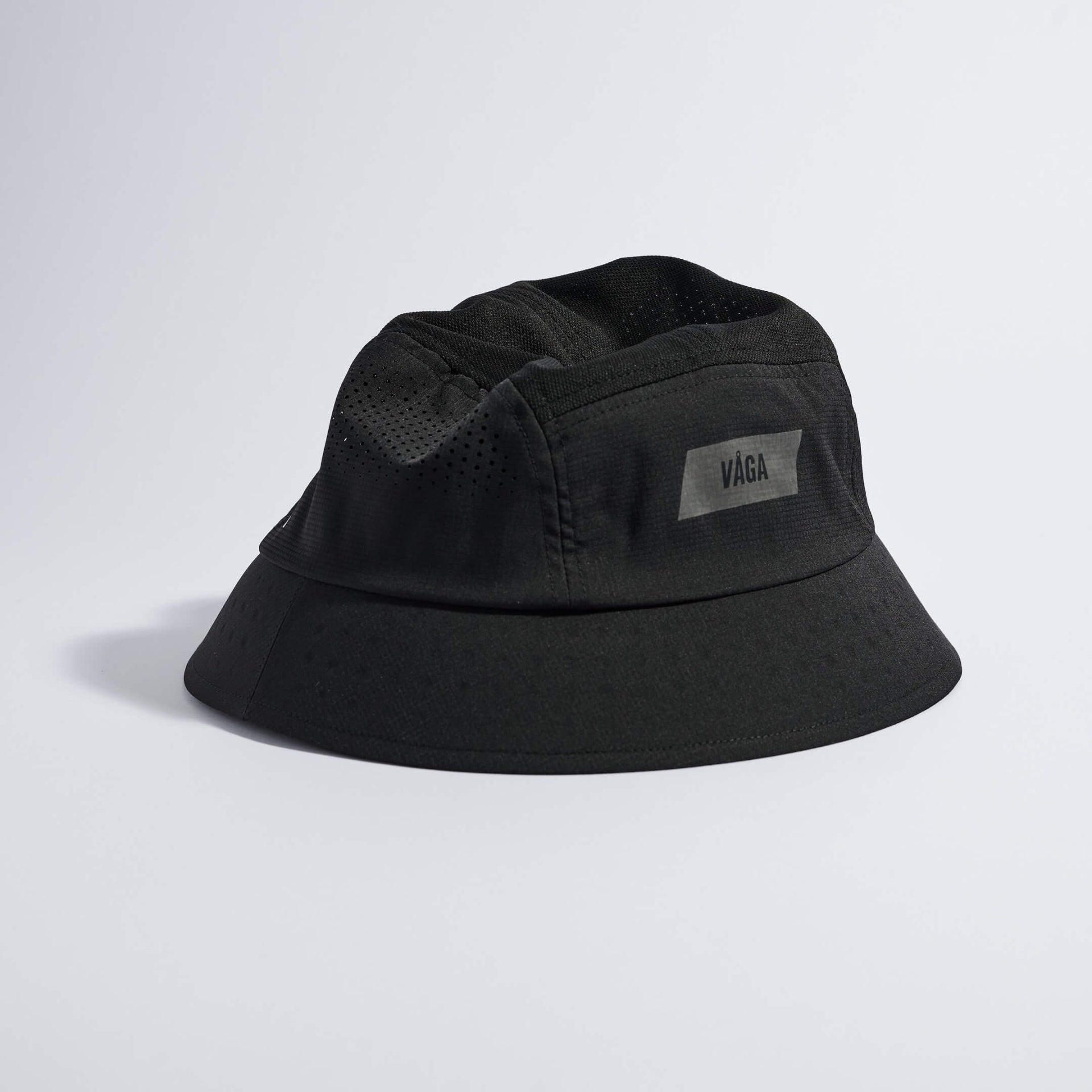 VÅGA FEATHER BUCKET HAT - BLACK