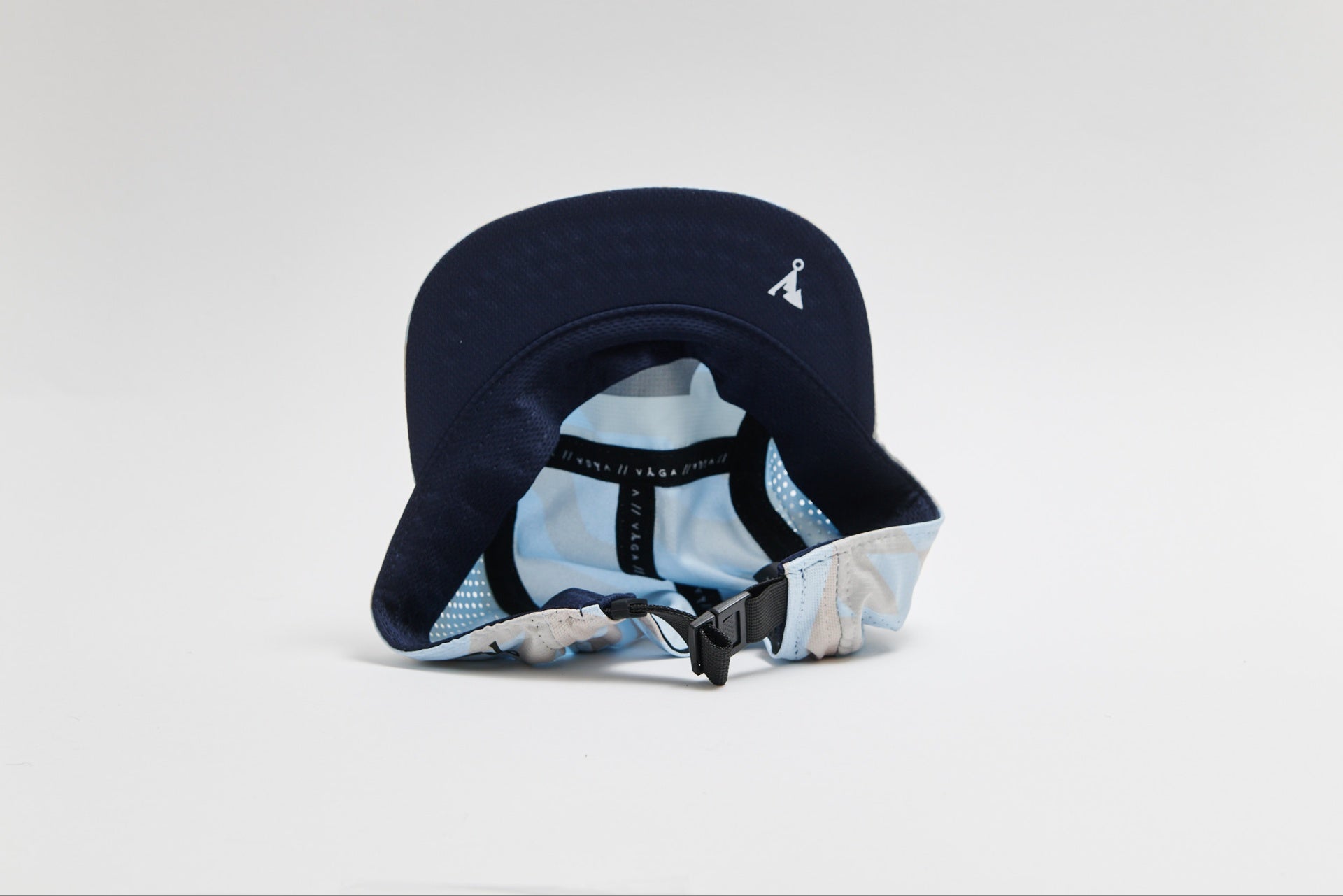 VÅGA FEATHER RACING CAP - PASTEL BLUE / LIGHT TAUPE / NAVY BLUE