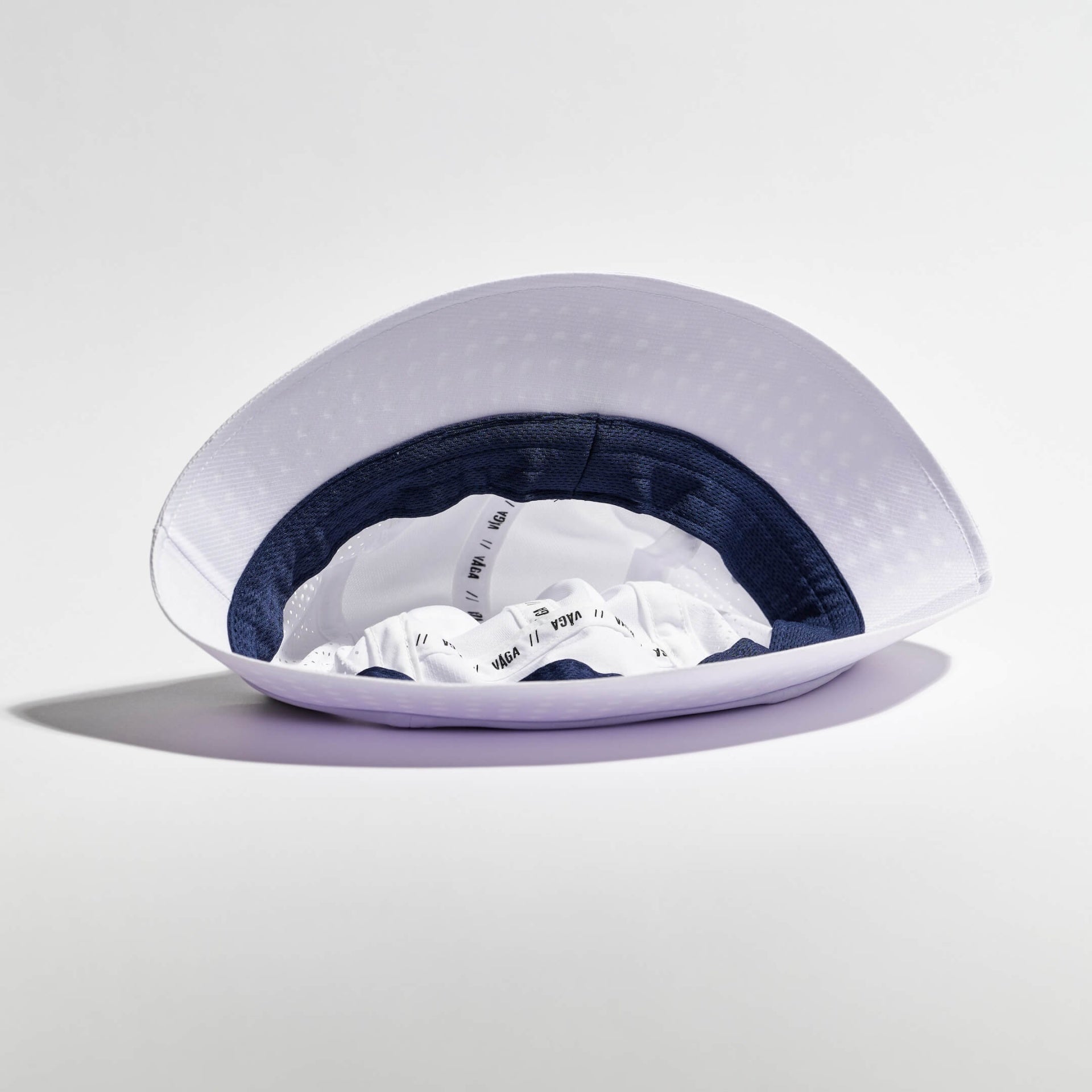 VÅGA FEATHER BUCKET HAT - WHITE