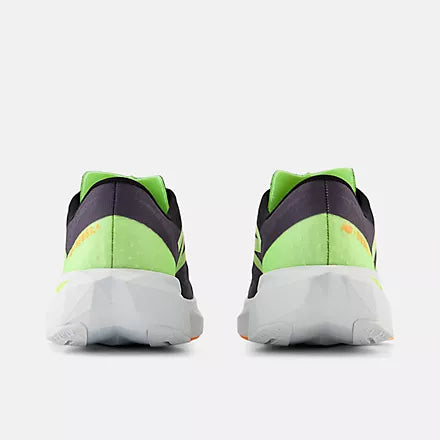New Balance FuelCell Rebel v4 - Black com Graphite e White Peach