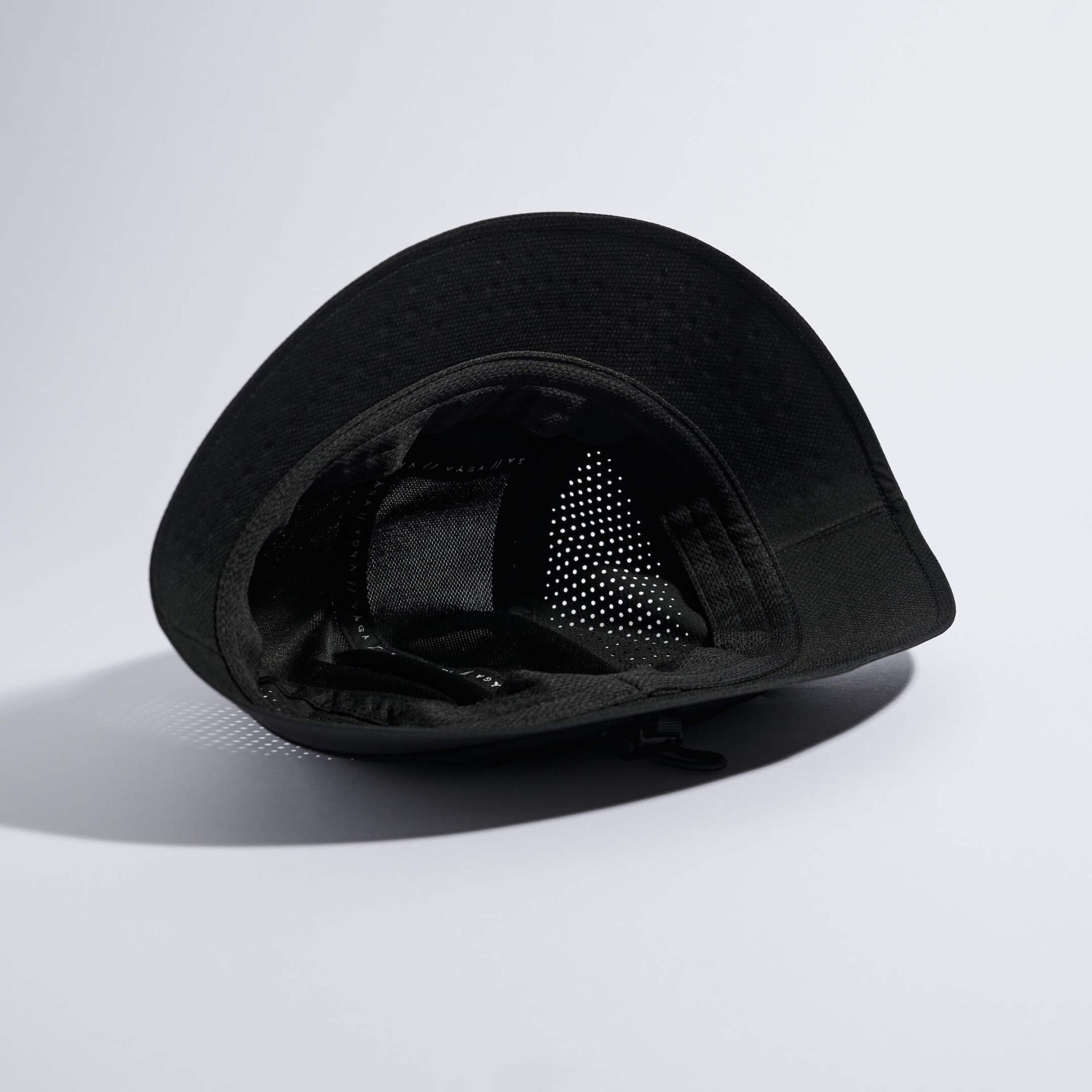 VÅGA FEATHER BUCKET HAT - BLACK