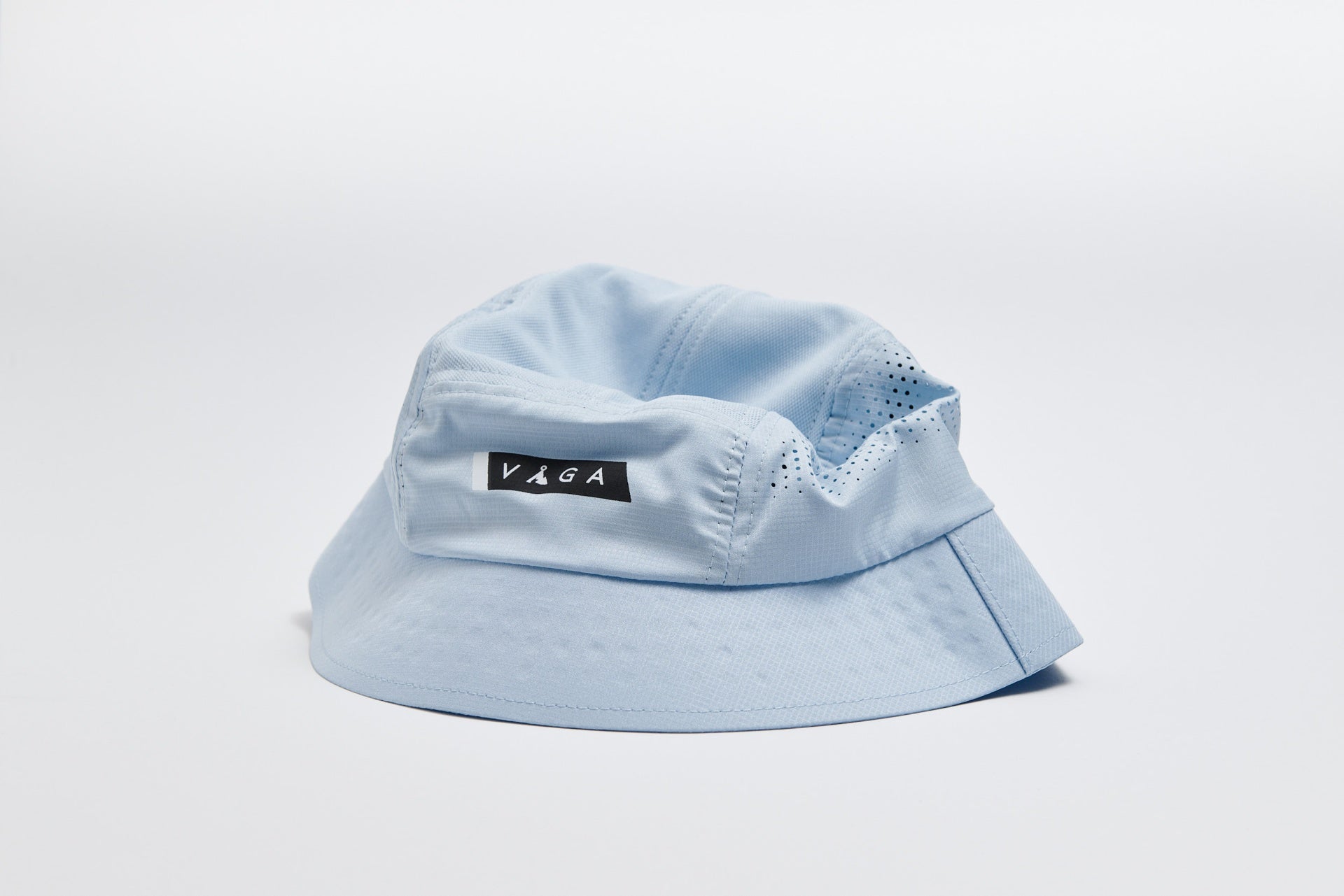 VÅGA FEATHER BUCKET HAT - PASTEL BLUE / BLACK