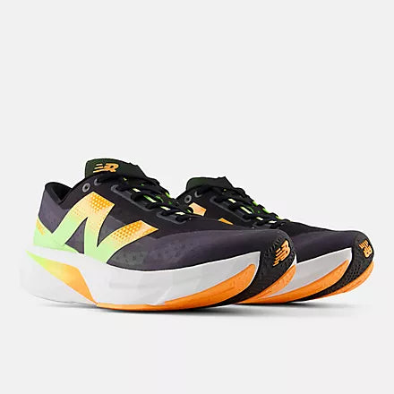 New Balance FuelCell Rebel v4 - Black com Graphite e White Peach