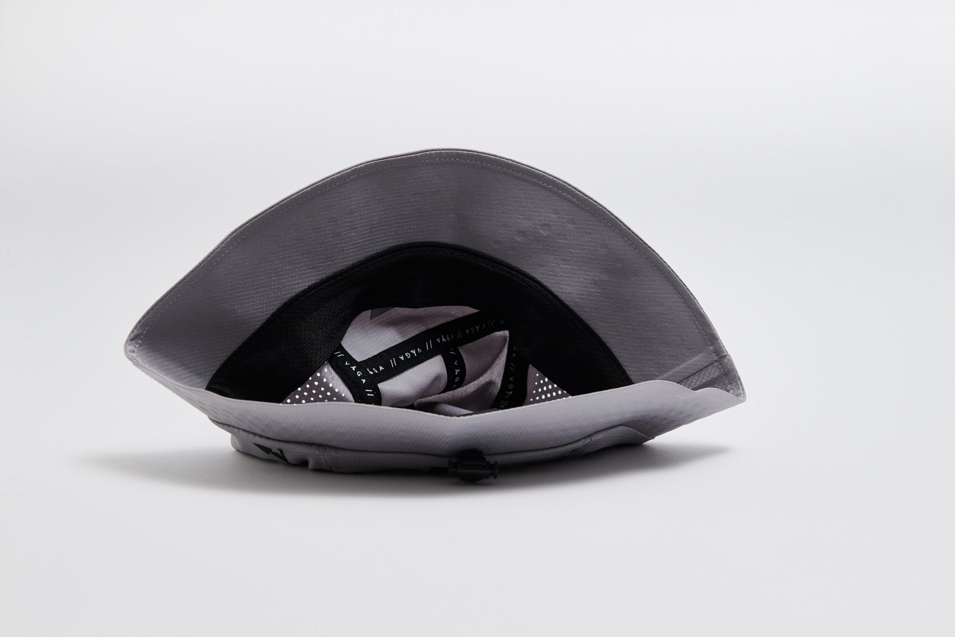 VÅGA FEATHER BUCKET HAT - ALUMINIUM GREY / BLACK