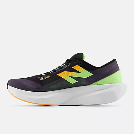 New Balance FuelCell Rebel v4 - Black com Graphite e White Peach