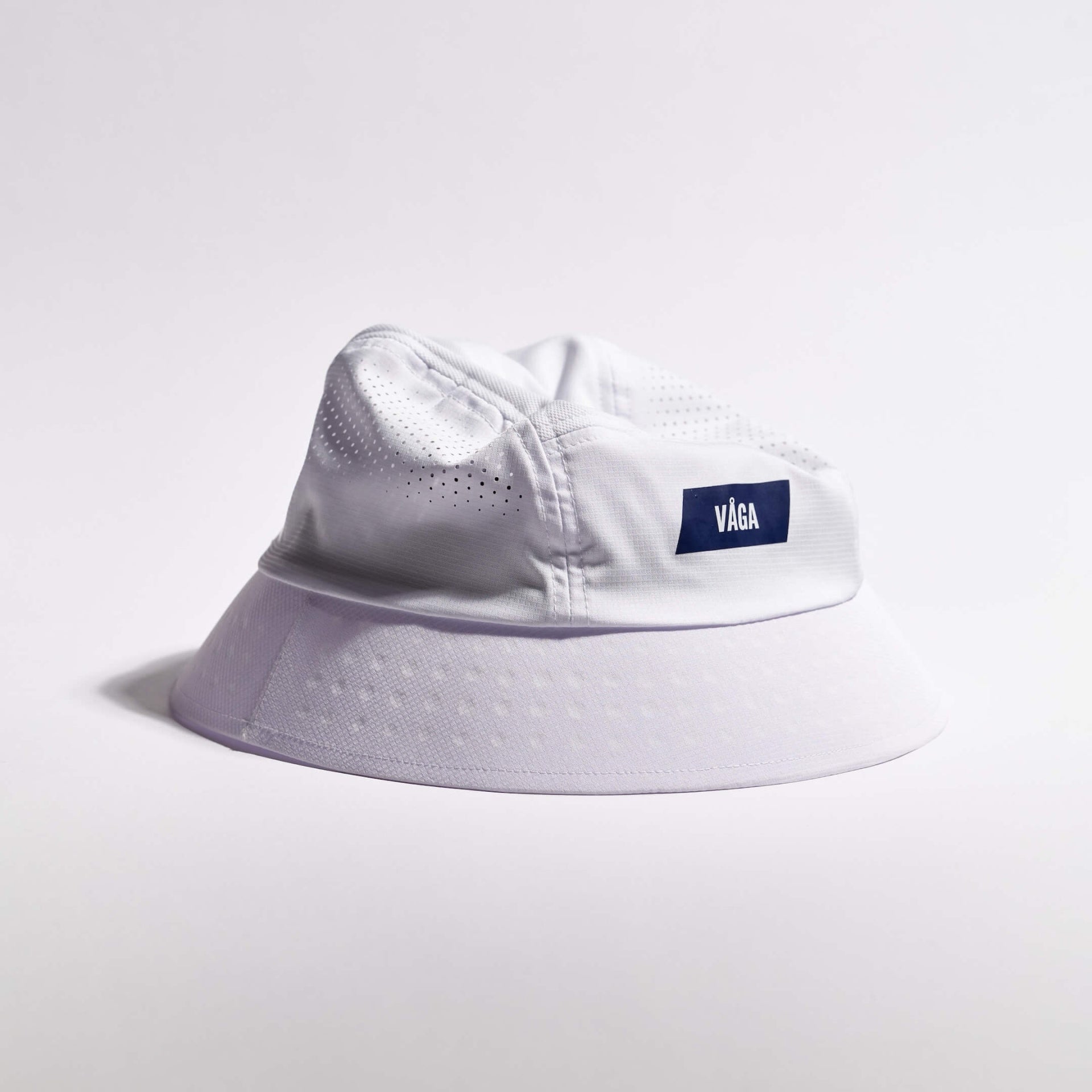 VÅGA FEATHER BUCKET HAT - WHITE