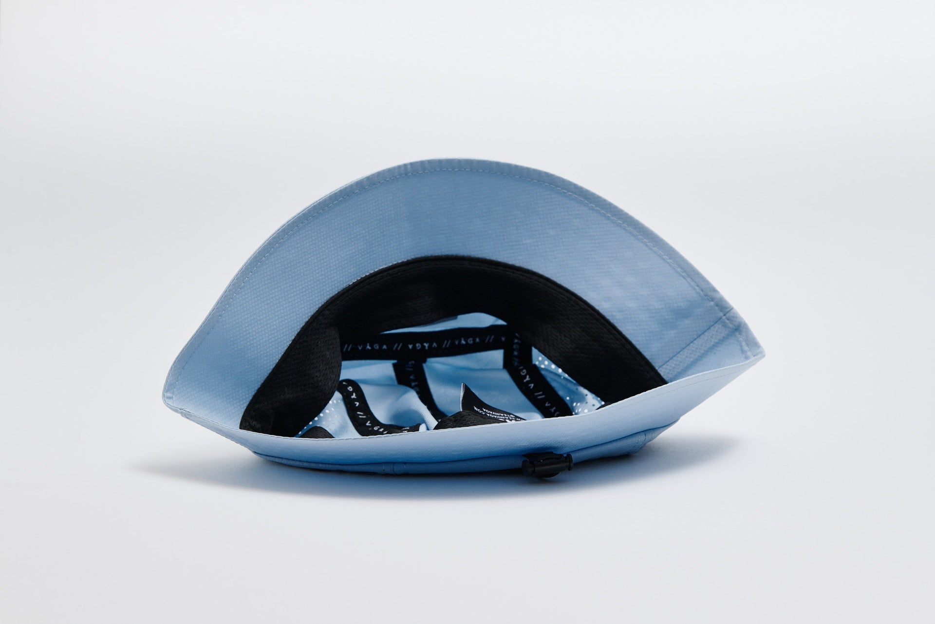 VÅGA FEATHER BUCKET HAT - PASTEL BLUE / BLACK