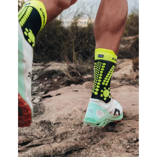 Compressport Pro Racing Socks V4.0 Trail  - Black/Safe Yellow/Neo Pink