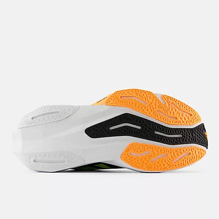 New Balance FuelCell Rebel v4 - Black com Graphite e White Peach