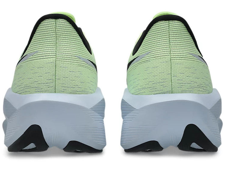 Asics Novablast 6 vista de cima, laço e ajuste do pé