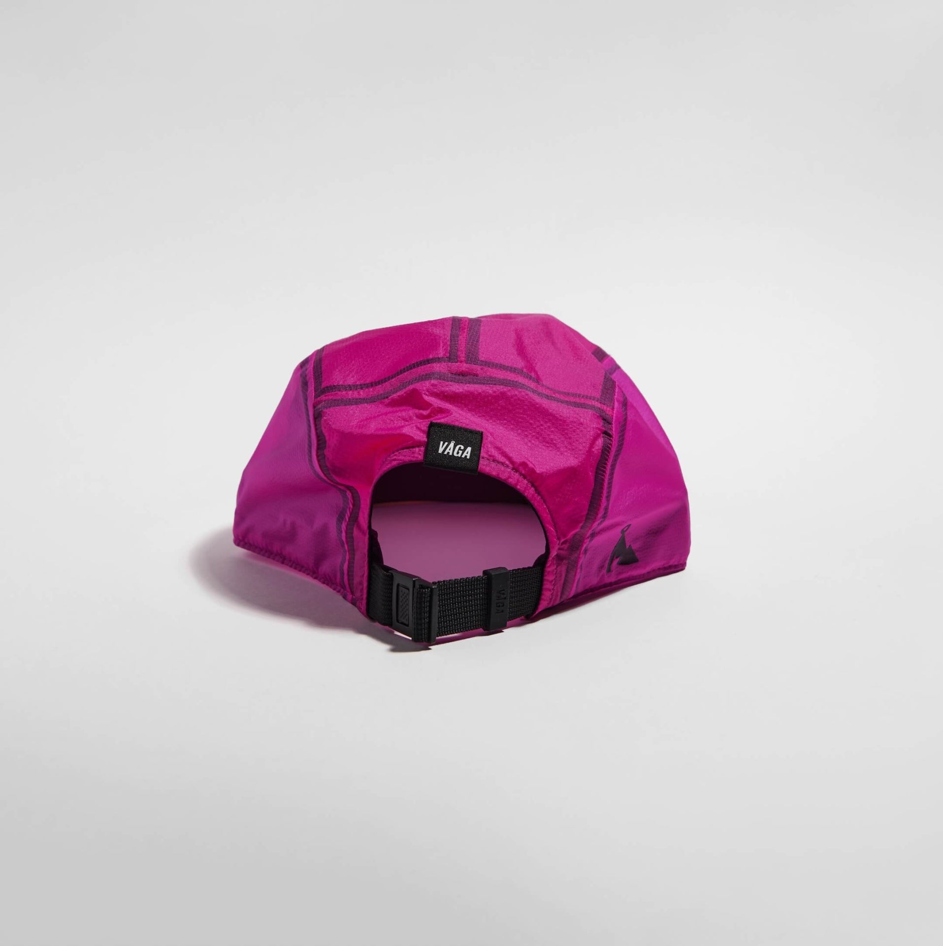VÅGA FEATHER LIGHT CAP - FUSCHIA