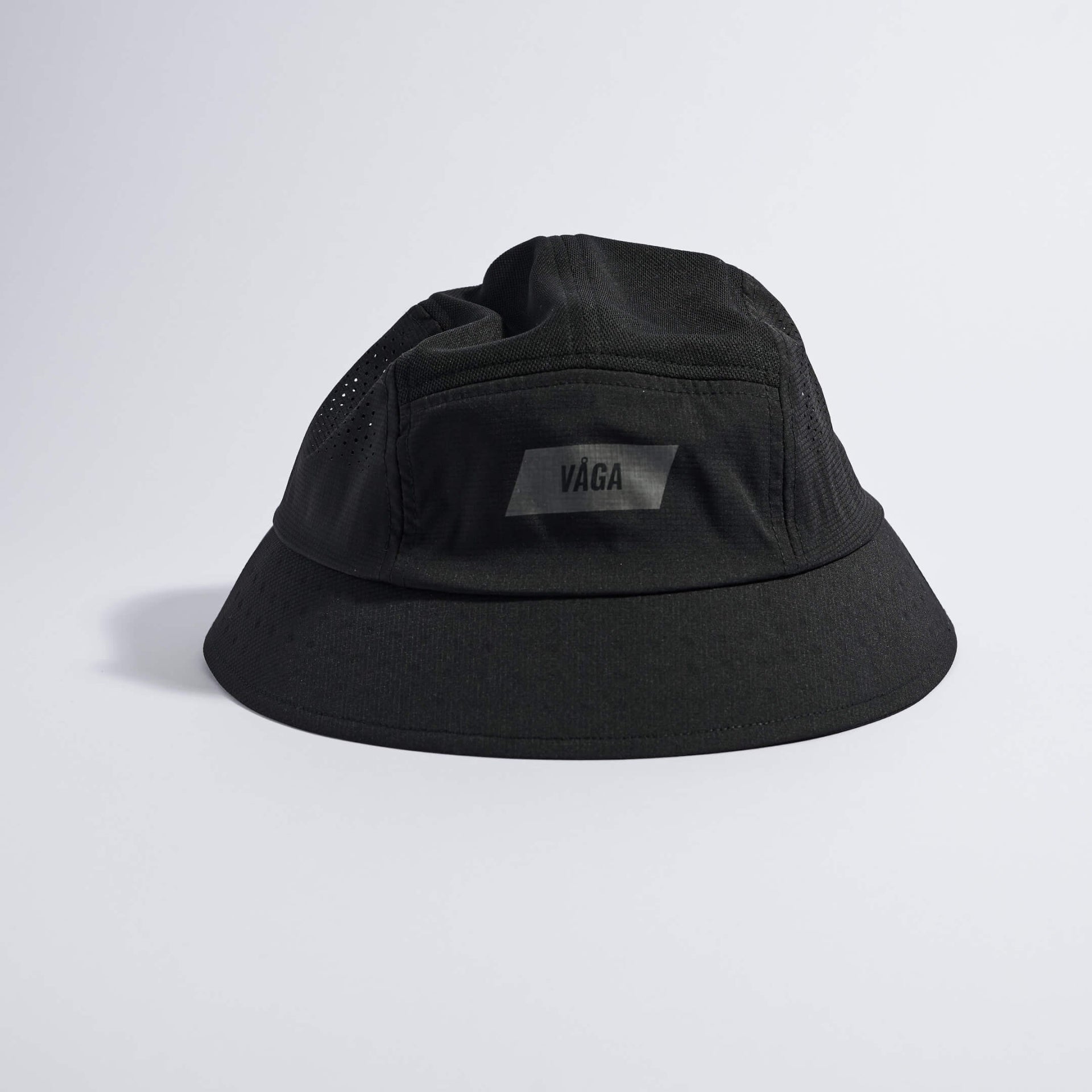 VÅGA FEATHER BUCKET HAT - BLACK