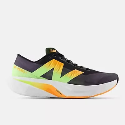 New Balance FuelCell Rebel v4 - Black com Graphite e White Peach