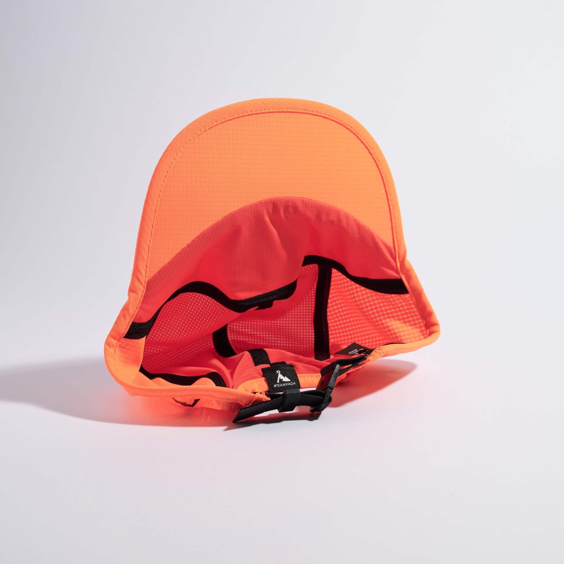 GORRA DE CARRERAS CON PLUMA VÅGA - NARANJA NEÓN / CIRUELA