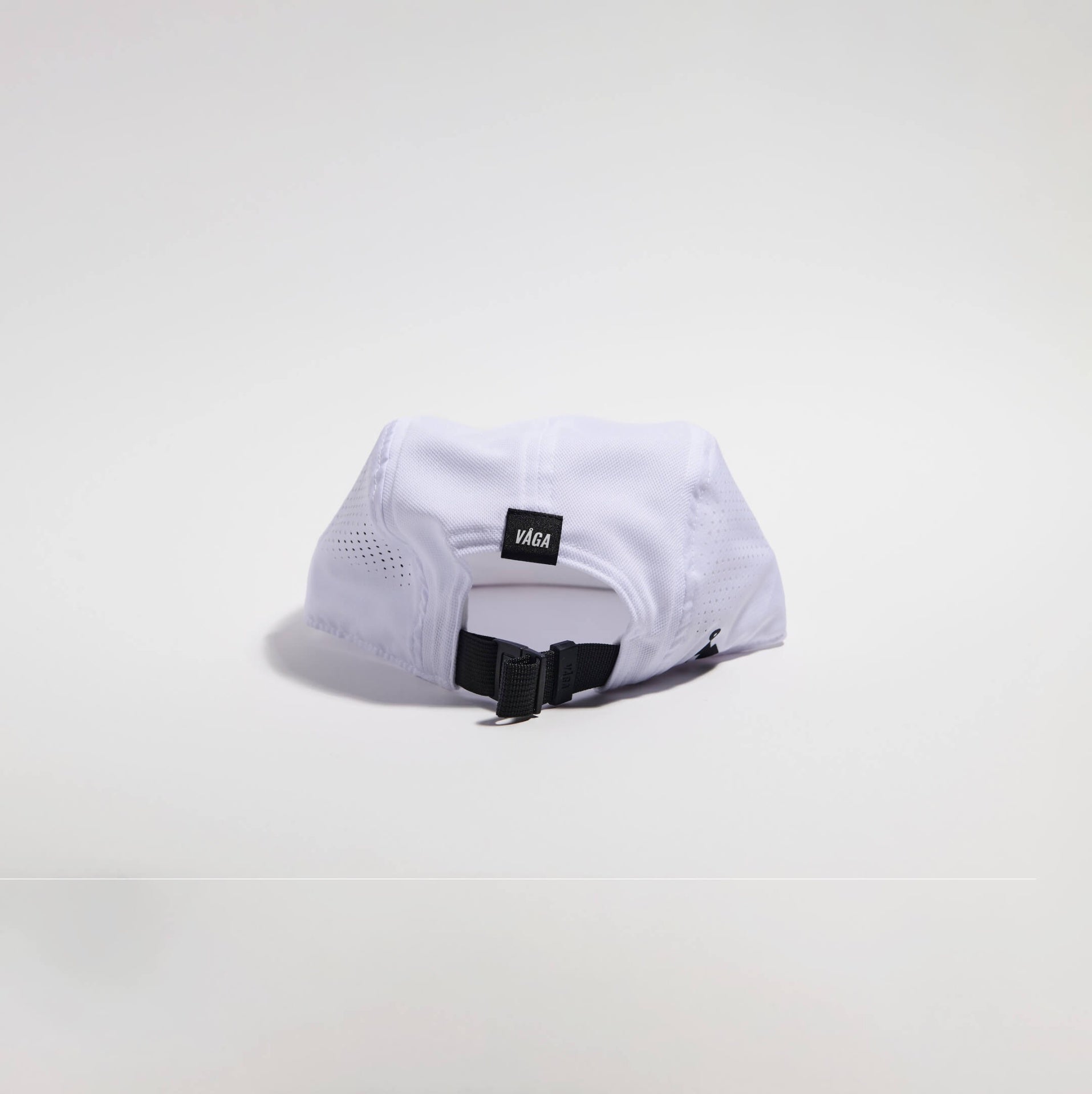 VÅGA FEATHER RACING CAP - WHITE / MIST GREY