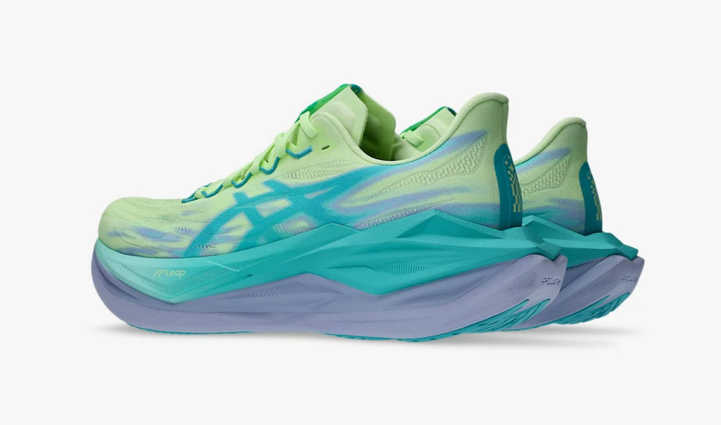 Sola Asics Superblast 3 com entressola FFLeap de alta performance