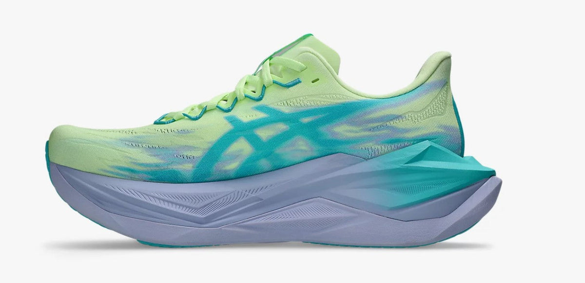 Asics Superblast 3 vista traseira, geometria para transições suaves