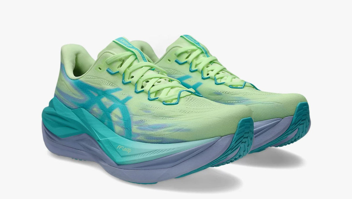 Asics Superblast 3 vista de frente, upper leve e respirável